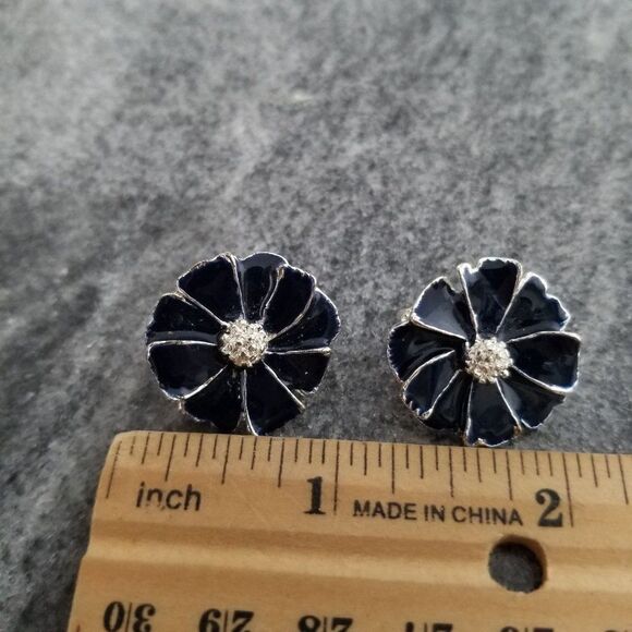Vintage Black Enmale Flower Clip On Earrings, Silver Tone, Retro Estate Deisgn - Picture 3 of 4